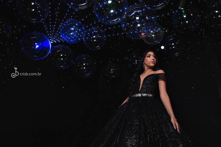 debutante posando na pista de dança da casa de festas svm eventos em piedade no rj o telo repleto de bolas