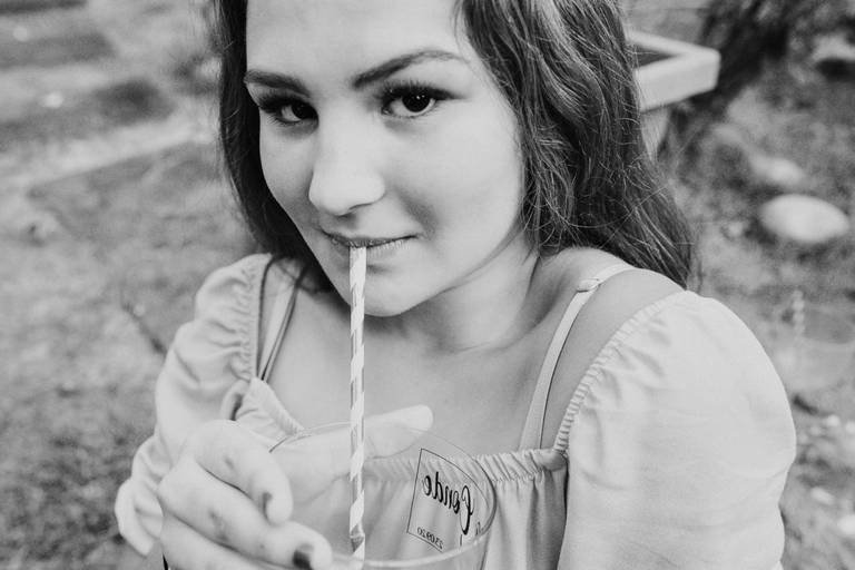 foto preto e branco de debutante tomando um brink de canido