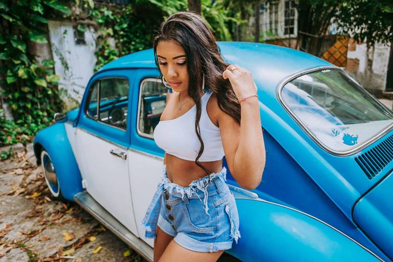 foto de debutante encostada num fusca azul e branco no largo do boticário do rj