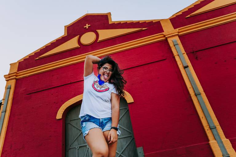 foto de debutante fazendo careta em frente aos armazens da praça mauá