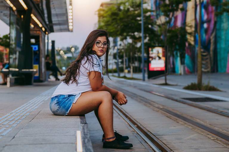 foto de book debutante sentada na plataforma do vlt no rio de janeiro