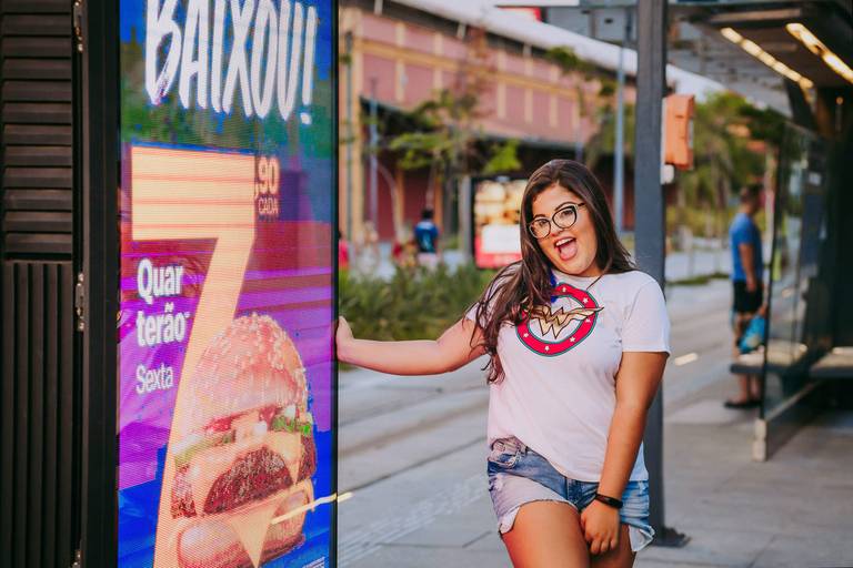 foto de menina de quinze anos em ensaio urbano em frente a uma propaganda do mc donald's na estação do vlt no rj