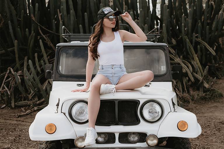 Quinceañera en su book de fotos en Santa Fe. Jeep blanco en la producción para la sesión de 15 años. Barby Massei.