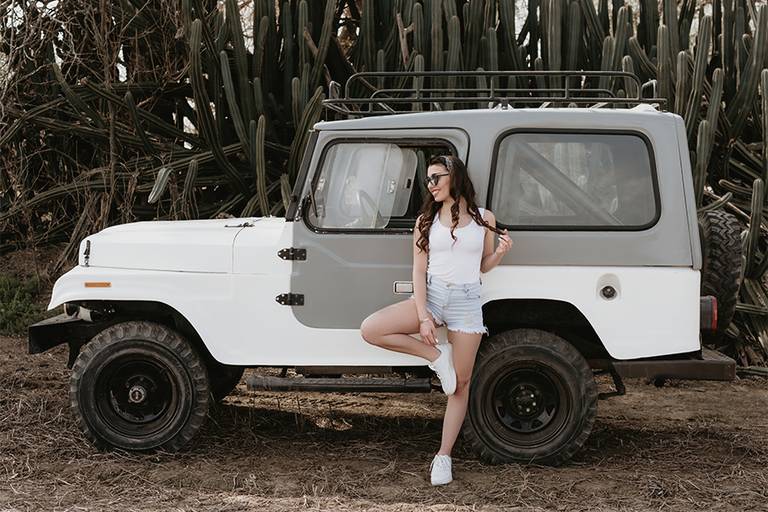 15 años en el campo. Sesión de fotos con jeep blanco. Book de fotos para los 15. Barby Massei fotografía. San José de la esquina.