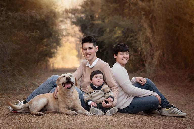 Tres hermanos y su mascota. Labrador en la sesión de fotos de los niños. Fotografía en el campo con el perro. Barby Massei