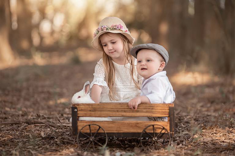 Hermanitos en carrito en la sesión para el book. atardecer en el campo en San José de la esquina. Fotografía infantil Barby Massei.