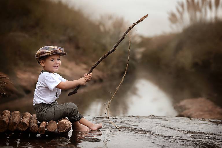 Niño en el muelle pescando al atardecer. Book de fotos infantil en Santa Fe. Barby Massei fotografía.