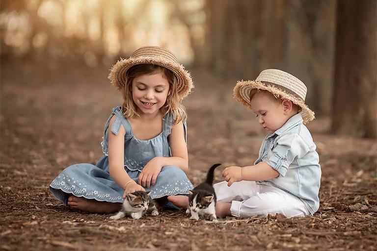 Hermanitos de jean con gatitos en el atardecer del campo de Santa Fe. Barby Massei fotógrafa
