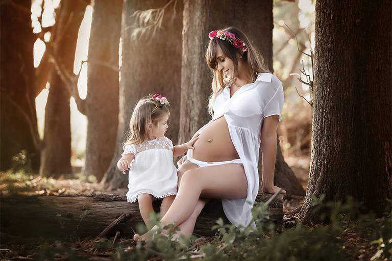 Miradas cómplices, sonrisas infinitas, disfrutando de su book de fotos al aire libre en el campo. Con sus vestidos blancos y su vinchas de flores primaveral. Barby Massei Fotografa. Book Dulce Espera, maternidad en el campo, Santa fe.
