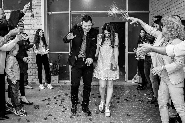 Lluvia de arroz y pétalos rojos de rosas para los novios. Ellos dijeron Sí, Quiero. Civil en San José de la Esquina, Santa Fe. Foto en Blanco y negro. Fotografía Barby Massei.