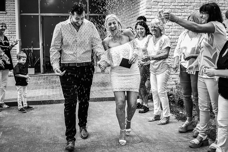 Novios con libreta de casamiento civil en San José de la Esquina, Santa Fe, Argentina. Registro civil. Foto blanco y negro Barby Massei fotógrafa.