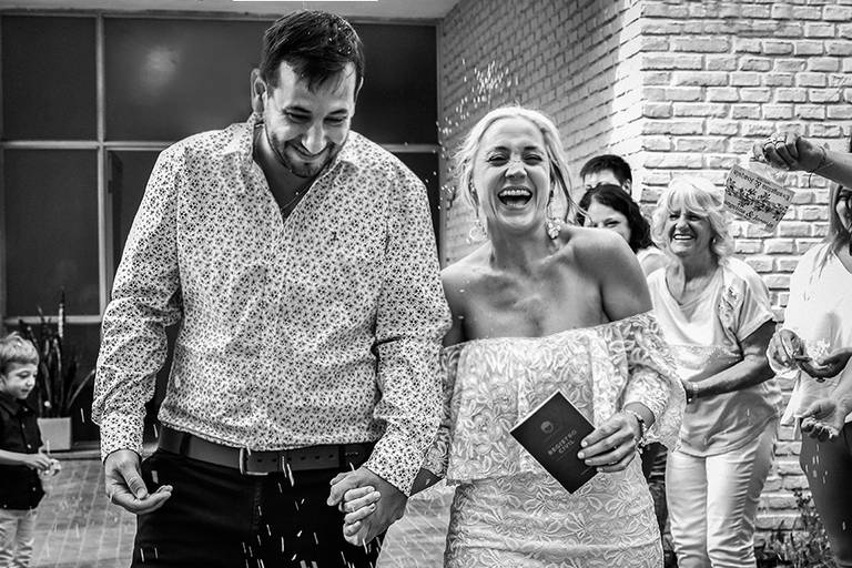 Novios felices, festejando su matrimonio civil. Ceremonia blanco y negro. Casamiento en Santa Fe. Barby Massei