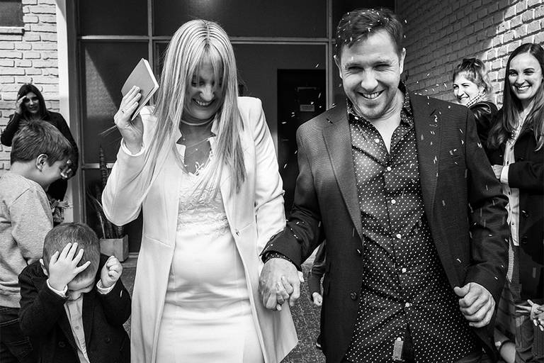 Arroz para festejar el matrimonio. Ceremonia civil en Santa Fe. Casamiento emotivo. Foto blanco y negro de Barby Massei.