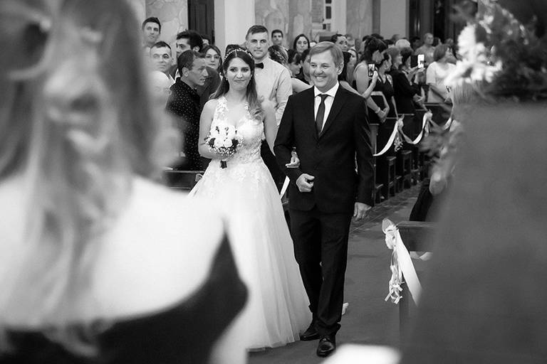 Ceremonia emotiva en Santa Fe. Novia con padrino llegando al altar para su casamiento. Barby Massei.