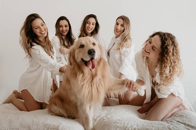 Amigas. Sesión de fotos best friends con golden. Mascotas en la cama. Barby Massei