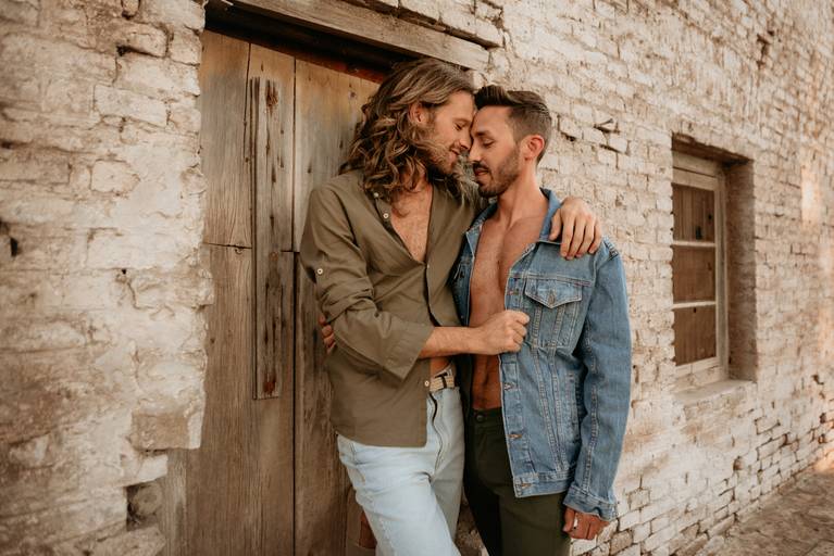 Pareja de hombres. Pareja de varones. Amor. Hombres coqueteando.