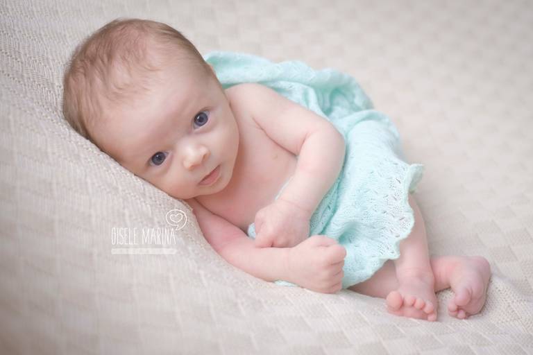 Eduardo posando para ensaio newborn