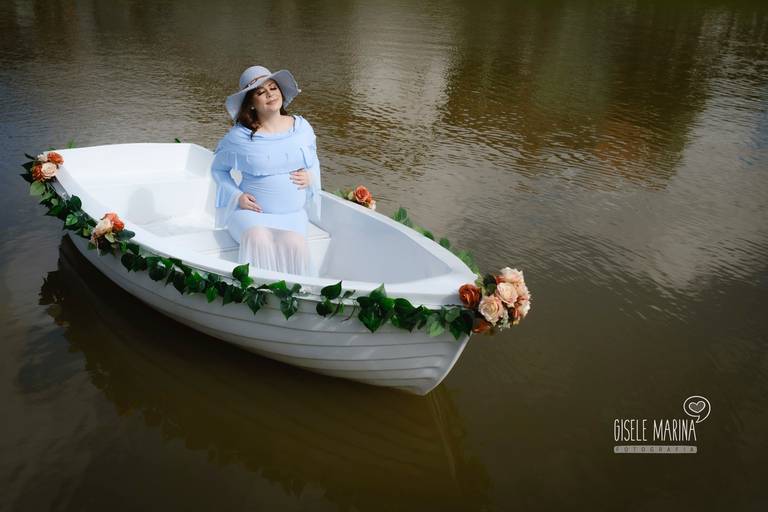 Mamãe e bebê num passeio de barco em ensaio de gestante