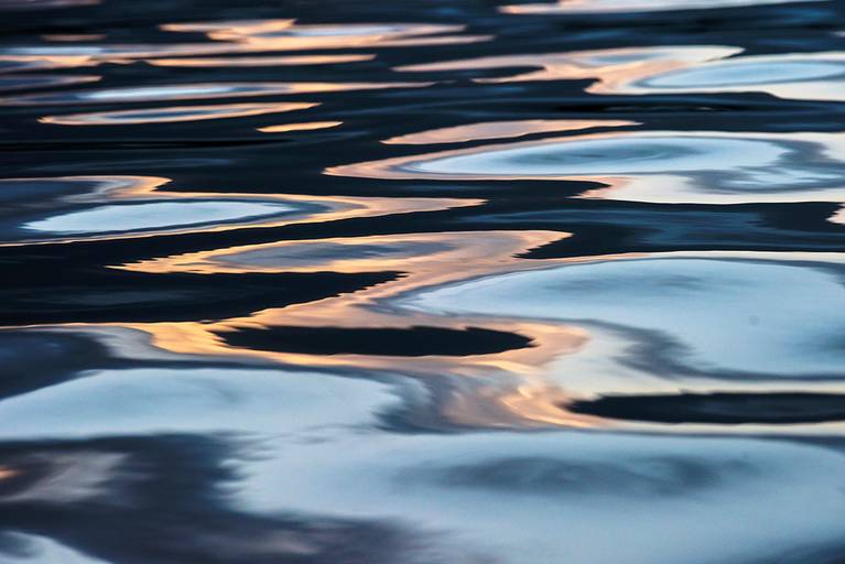 Cores, texturas, reflexos e movimentos na água
