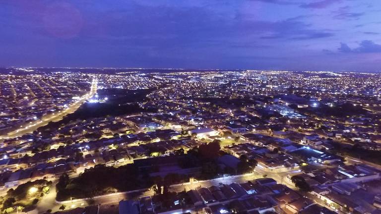 Vista noturna com drone