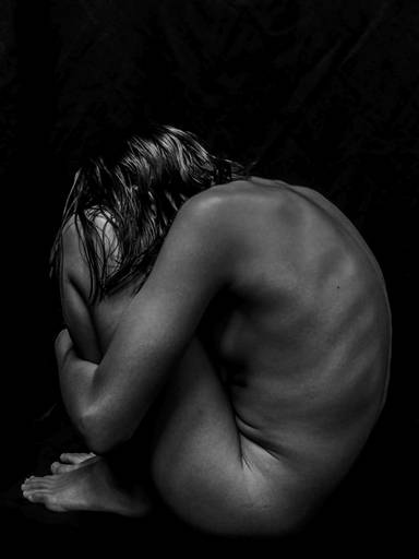 encierro-abandono-despojo. tristeza-replanteo-fotografía artística-desnudo artístico-mirada desesperada-angustia  