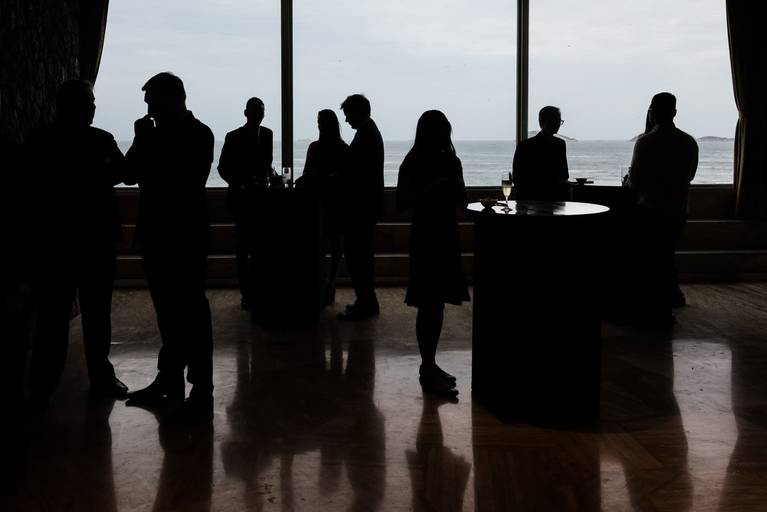 Silhueta em um evento corparativo realizado no hotel Sheraton no Rio de Janeiro - Fotografia profissional institucional  e corporativa para empresa seminários e conferências