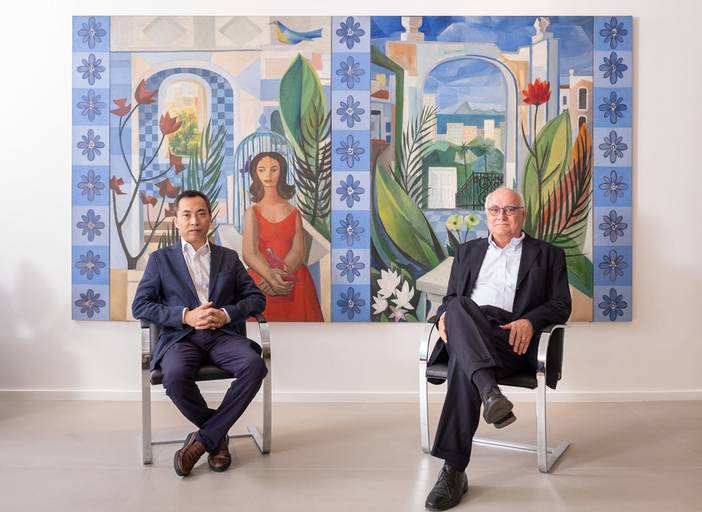 Retrato do Sun Xu,
Presidente do Conselho de Administração do BOCOM BBM e o CEO Pedro Henrique Mariani no saguão da sede do Banco com o quadro do pintor Di Cavalcanti ao fundo -  Fotografia profissional institucional  e corporativa para empresas