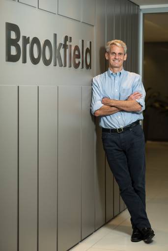 Retrato descontraído do antigo presidente da Brookfield em uma  na sua sede na Barra da Tijuca no Rio de Janeiro - Fotografia profissional institucional  e corporativa para empresas e retratos