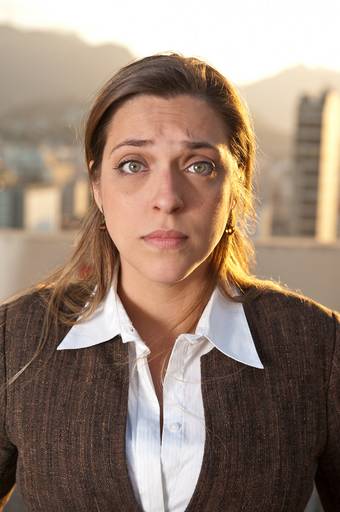 Retrato da atriz Julia Rabello posando para divulgação de sua peça - Fotografia profissional institucional  e corporativa para empresas e retratos