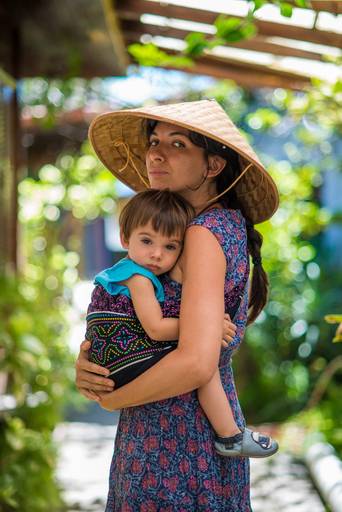 Retrato da Artista Plástica Mariana Golubi e seu  filho Teo,  posando para a foto - Fotografia profissional institucional  e corporativa para empresas e retratos