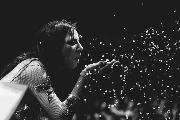 Fotografia de música show Orquestra Imperial Nina Becker