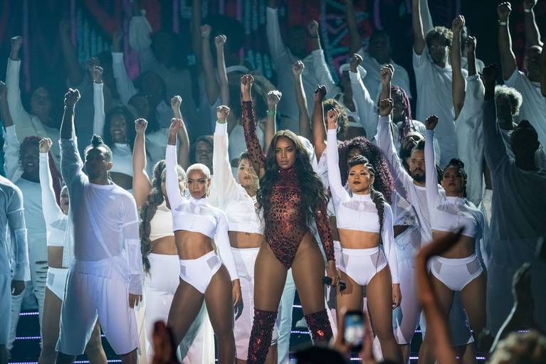 A cantora Isa em seu show do Prêmio Multishow no Rio de Janeiro - Fotografia profissional institucional  e corporativa para empresas, grandes eventos e na área de música