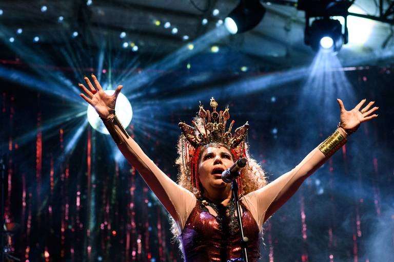 Fotografia de música show Tecnomacumba Rita Beneditto