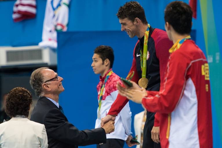 Carlos Arthur Nuzman, presidente do Comitê Olímpico Brasileiro, entregando a medalha de ouro dos Jogos Olímpicos do Rio de Janeiro para Michael Phelps - Fotografia profissional institucional  e corporativa para empresas e grandes eventos