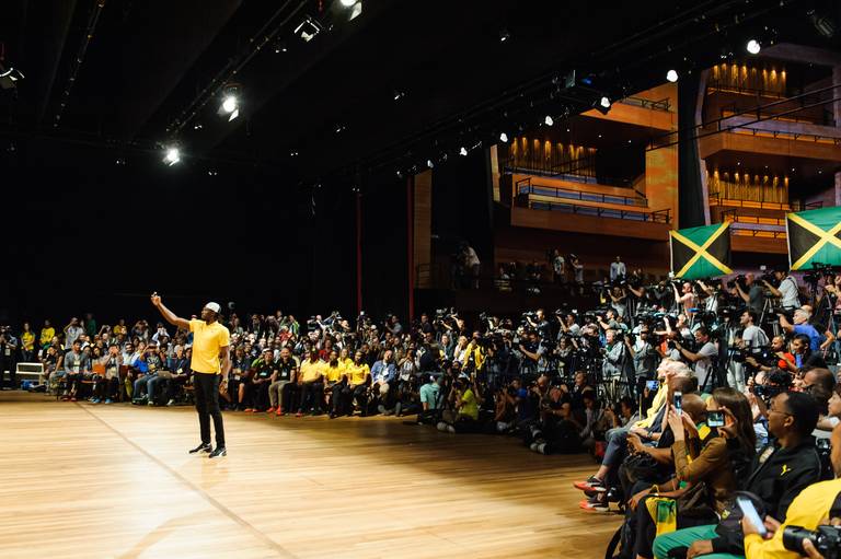 Usain Bolt faz selfie em evento pré olímpico realizado pela Puma no Rio de Janeiro - Fotografia profissional institucional  e corporativa para empresas e grandes eventos