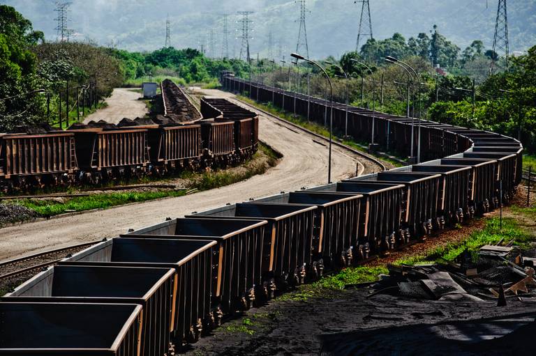 Trem da Vale do Rio doce visto de cima - Fotografia profissional institucional  e corporativa para empresas