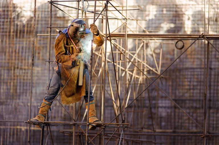 Trabalhador em ação na obra - Fotografia profissional institucional  e corporativa para empresas