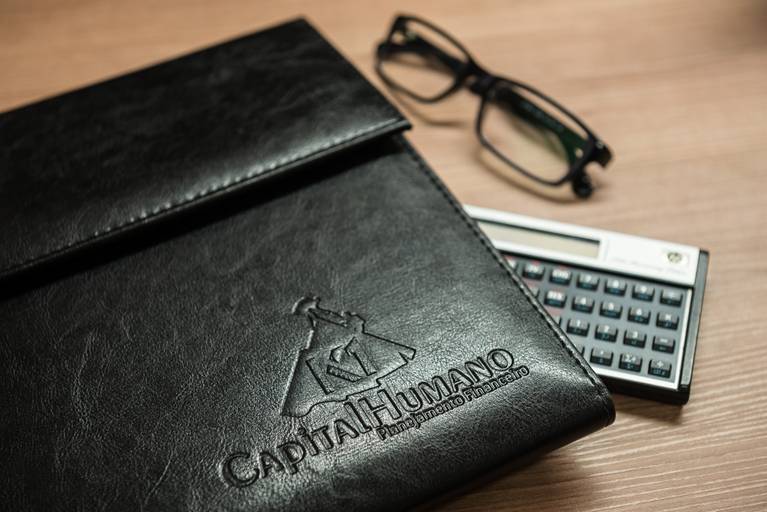 Pasta da K1 - Capital Humano. Empresa especialista em planejamento financeiro - Fotografia profissional institucional  e corporativa para empresas