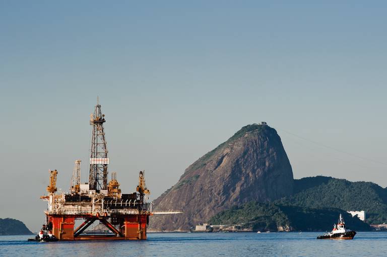 Plataforma de petróleo na Baia de Guanabara com o Pão de Açúcar ao fundo - Fotografia profissional institucional  e corporativa para empresas