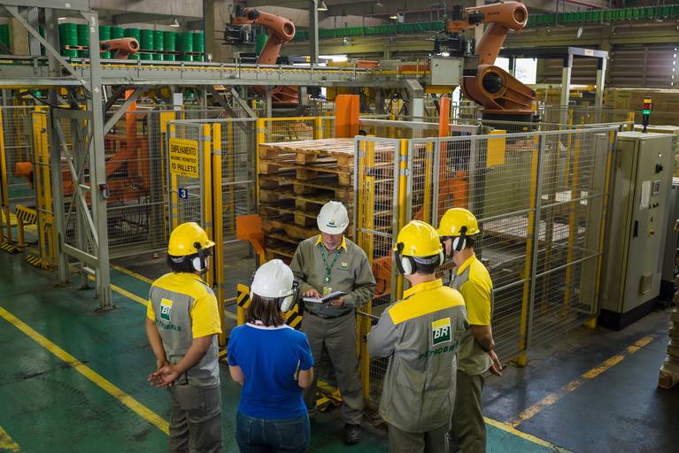 Reunião de funcionários da Petrobras em campo - Fotografia profissional institucional  e corporativa para empresas