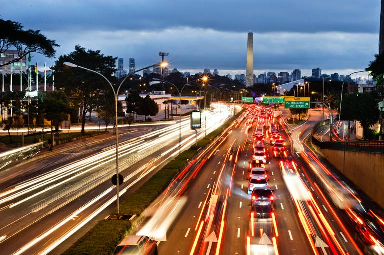 Rastros de carros em fotografia urbana noturna - Fotografia profissional institucional  e corporativa para empresas