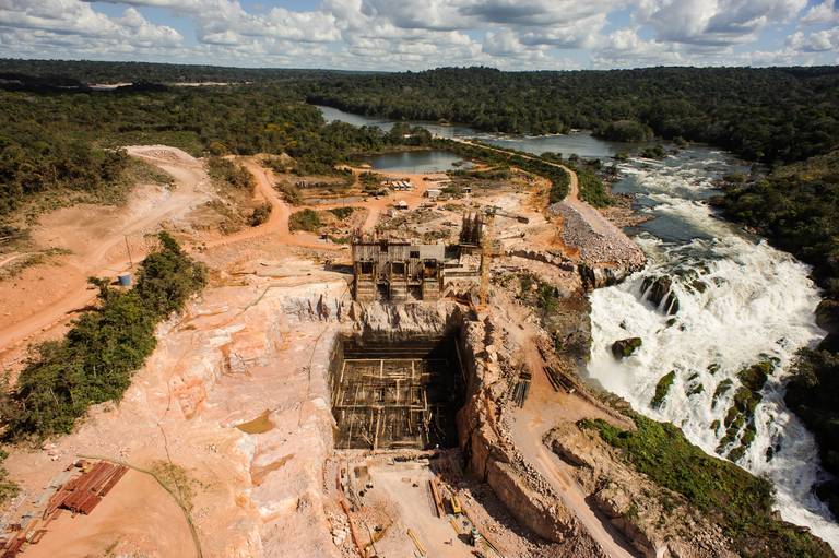 Vista aérea da construção de hidrelétrica - Fotografia profissional institucional  e corporativa para empresas