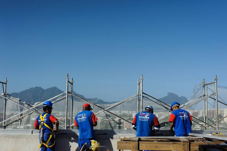 Detalhe de operários em ação - Fotografia profissional institucional  e corporativa para empresas