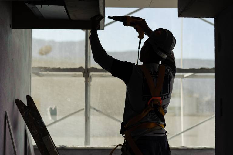 Detalhe de operários em ação - Fotografia profissional institucional  e corporativa para empresas