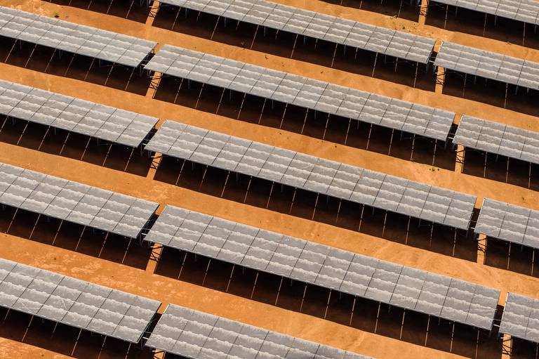 Vista aérea de painéis solares - Fotografia profissional institucional  e corporativa para empresas