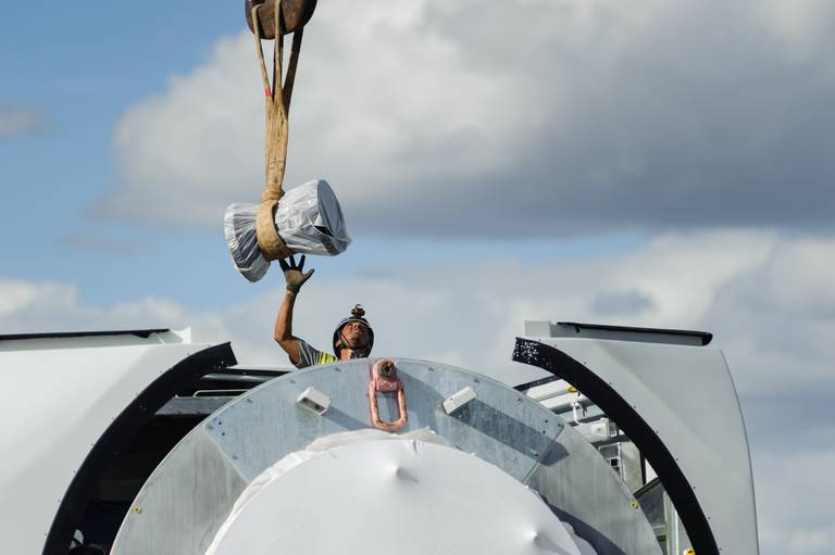 Detalhe de operários em ação - Fotografia profissional institucional  e corporativa para empresas