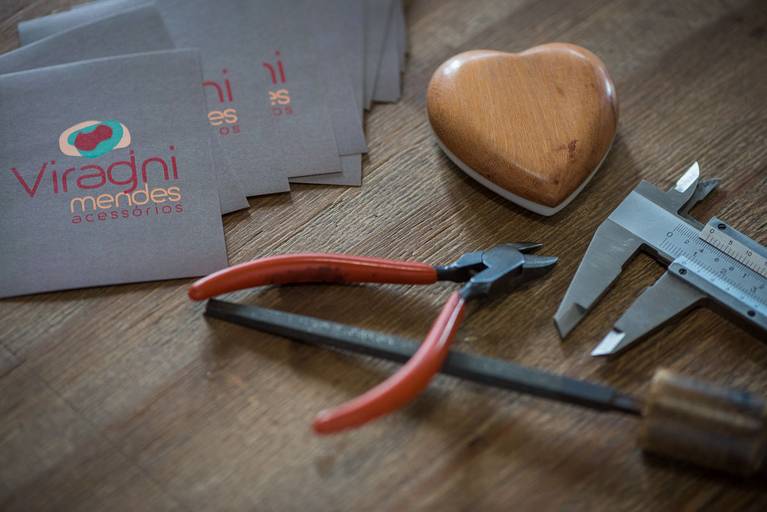 Ferramentas e cartão de visita da marca de bijuterias Viragini acessórios - Fotografia profissional institucional  e corporativa para empresas