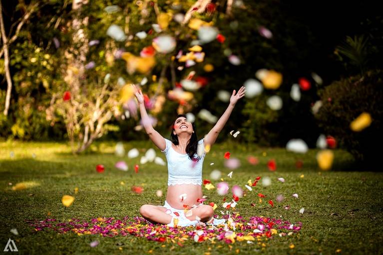 Alex Jardim Fotografia Fotógrafo Ensaio Gestante Grávida Lifestyle Resende Itatiaia Penedo Porto Real Barra Mansa Volta Redonda Sul Fluminense Flores rosas voando pétalas 