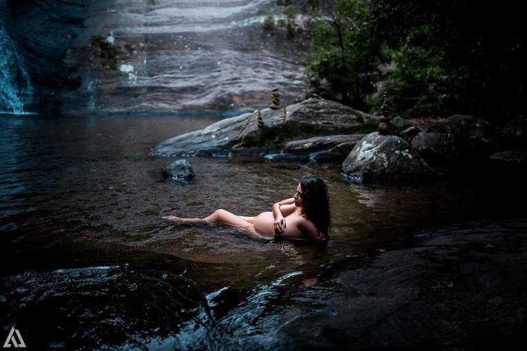 Ensaio Book Foto de Gestante Nua sem roupa Cachoeira Alex Jardim Fotografia Fotógrafo Resende Itatiaia Penedo Porto Real Quatis Barra Mansa Volta Redonda Serrinha do Alambari Mauá Maringá Maromba Gravidiva TOP lindas Natureza Família