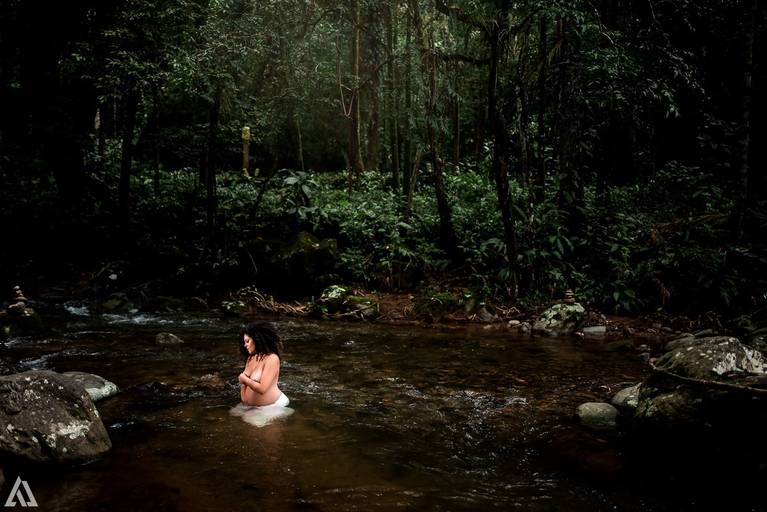 Ensaio Book Foto de Gestante Nua sem roupa Cachoeira Alex Jardim Fotografia Fotógrafo Resende Itatiaia Penedo Porto Real Quatis Barra Mansa Volta Redonda Serrinha do Alambari Mauá Maringá Maromba Gravidiva TOP lindas Natureza Família